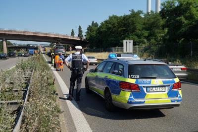 PKW faehrt auf Leitplanke auf der B10, Ausfahrt B14 Stuttgart Richtung Esslingen